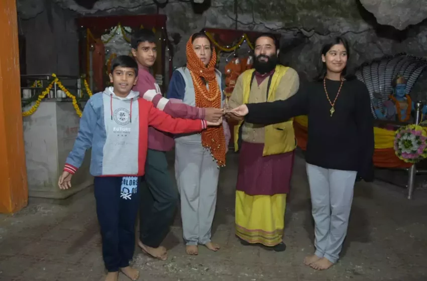  मंत्री रेखा आर्या ने टपकेश्वर मंदिर में पूजा कर प्रदेशवासियों की सुख समृद्धि की कामना