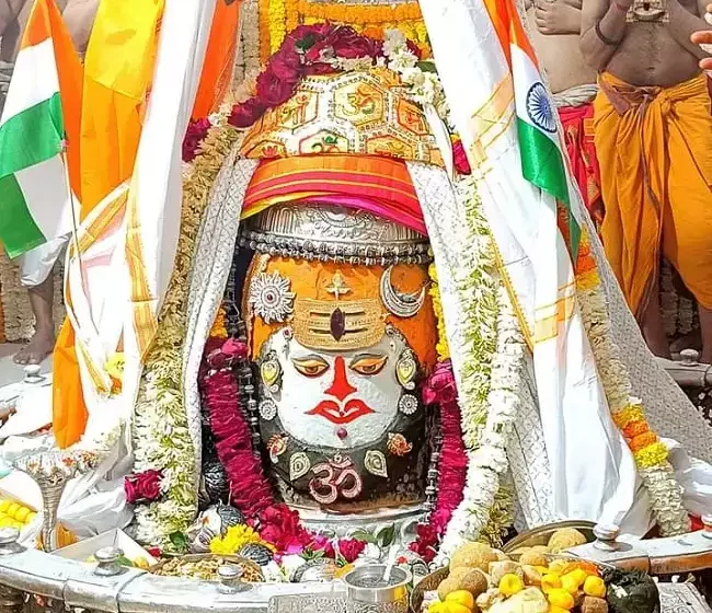 गणतंत्र दिवस पर तिरंगा स्वरूप में किया गया भगवान महाकाल का शृंगार