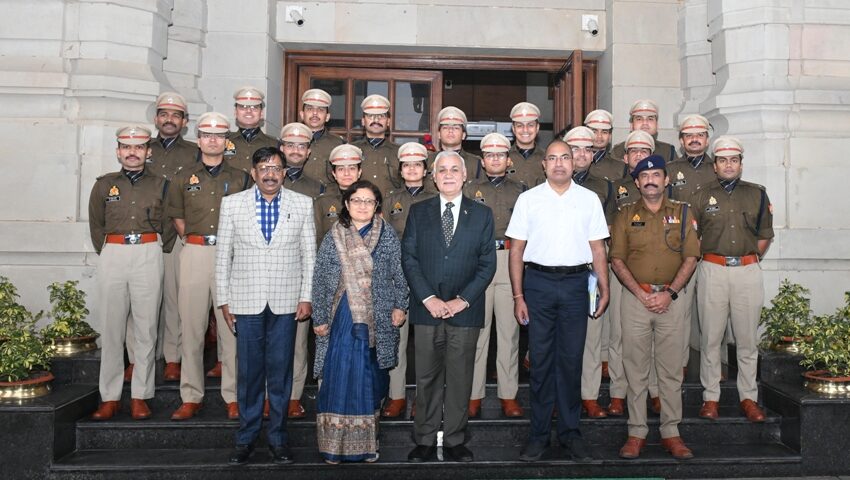  2021 एवं 2022 बैच के भारतीय पुलिस सेवा के 18 प्रशिक्षु अधिकारियों ने मुख्य सचिव से की शिष्टाचार भेंट