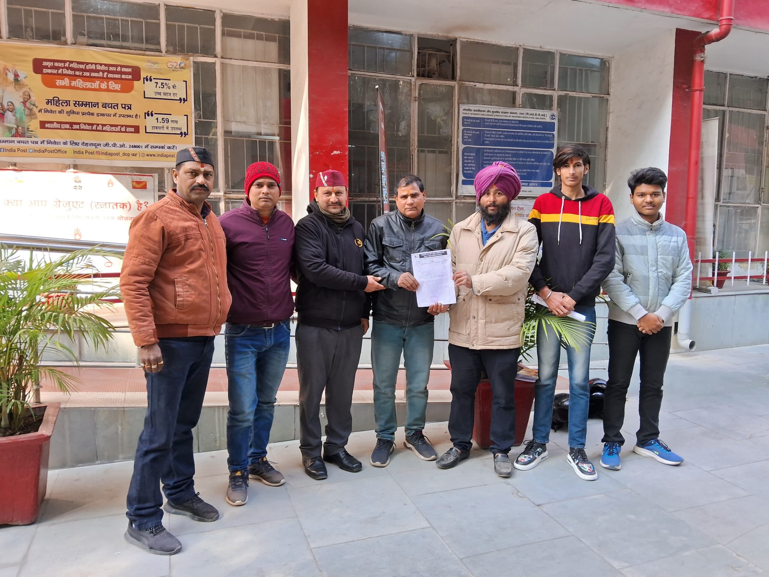  आज राष्ट्रवादी आर टी आई कार्यकर्ता एवम मानवाधिकार महासंघ भारत के पदाधिकारी व सदस्य घन्टाघर पोस्ट ऑफिस में एकत्र हुए