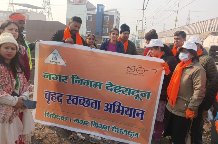  श्रीमती सोनिका ने आज आईएसबीटी एवं अन्य स्थानों पर टीम के साथ सफाई करते हुए जनपद में स्वच्छता अभियान का विधिवत् शुभारंभ किया