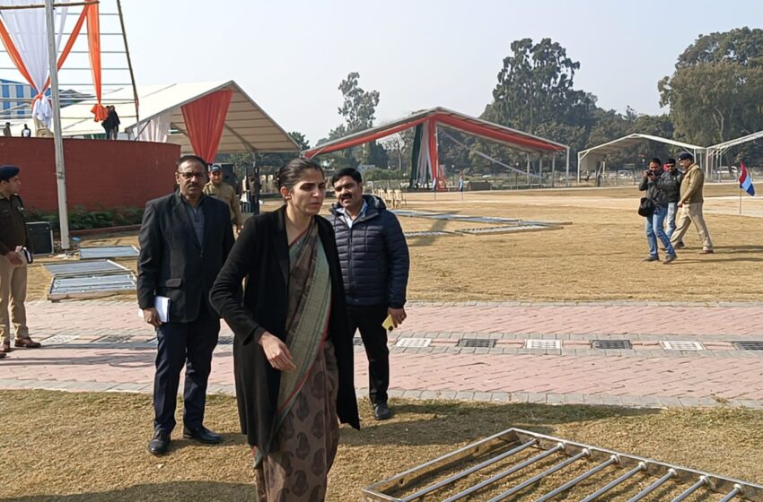  जिलाधिकारी श्रीमती सोनिका ने परेड ग्राउण्ड का स्थलीय निरीक्षण करते हुए