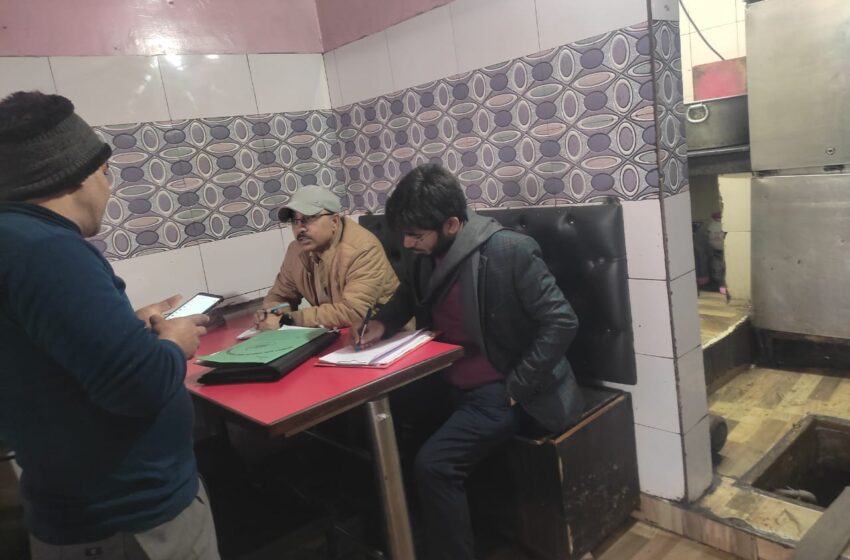  जिलाधिकारी श्रीमती सोनिका द्वारा शहर में होटल, रेस्टोरेंट, मांस की दुकानों पर खाद्य सामग्री की जांच हेतु अभियान चलाने तथा अभियान की मॉनिटरिंग के निर्देश अपर जिलाधिकारी वित्त एवं राजस्व को दिए गए