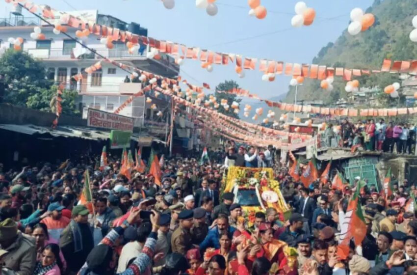  मुख्यमंत्री धामी पहुंचे उत्तरकाशी, किया रोड शो