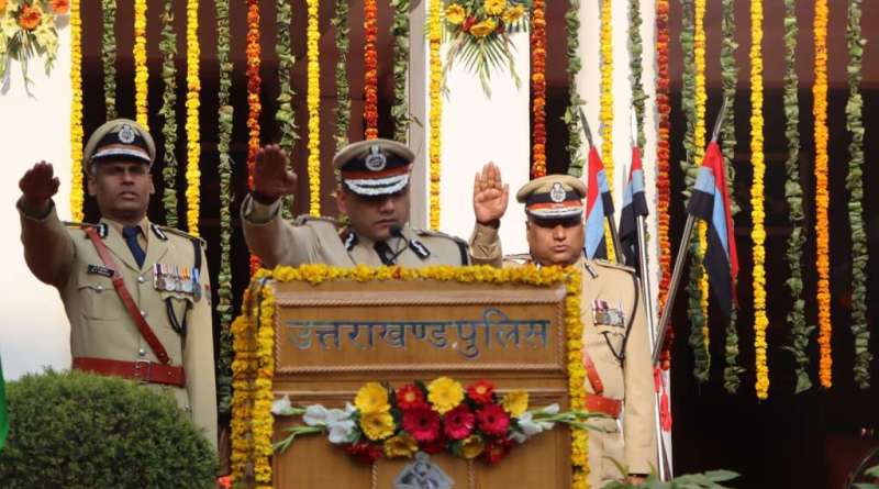  डीजीपी ने पुलिस मुख्यालय में किया ध्वजारोहण, पुलिस के अधिकारी/कर्मचारी हुए सम्मानित