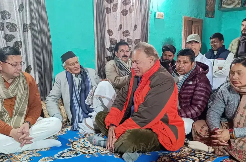  मुख्यमंत्री और पूर्व राज्यपाल कोश्यारी ने पूर्व दर्जा राज्य मंत्री स्व. हयात के घर पर पहुंच व्यक्त की शोक संवेदना