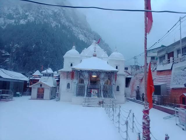  गंगोत्री धाम में शुरू हुई बर्फबारी