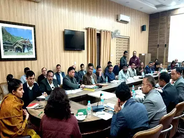  डीएम ने परखी योजनाओं की प्रगति, कम प्रगति वाले विभागों को नोटिस भेजने के निर्देश