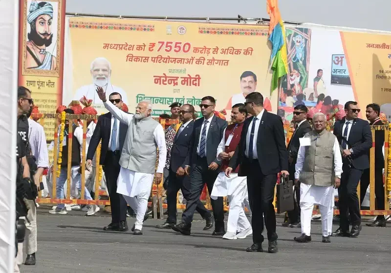  प्रधानमंत्री मोदी ने झाबुआ में 7500 करोड़ रुपये की विकास परियोजनाएं राष्ट्र को समर्पित की