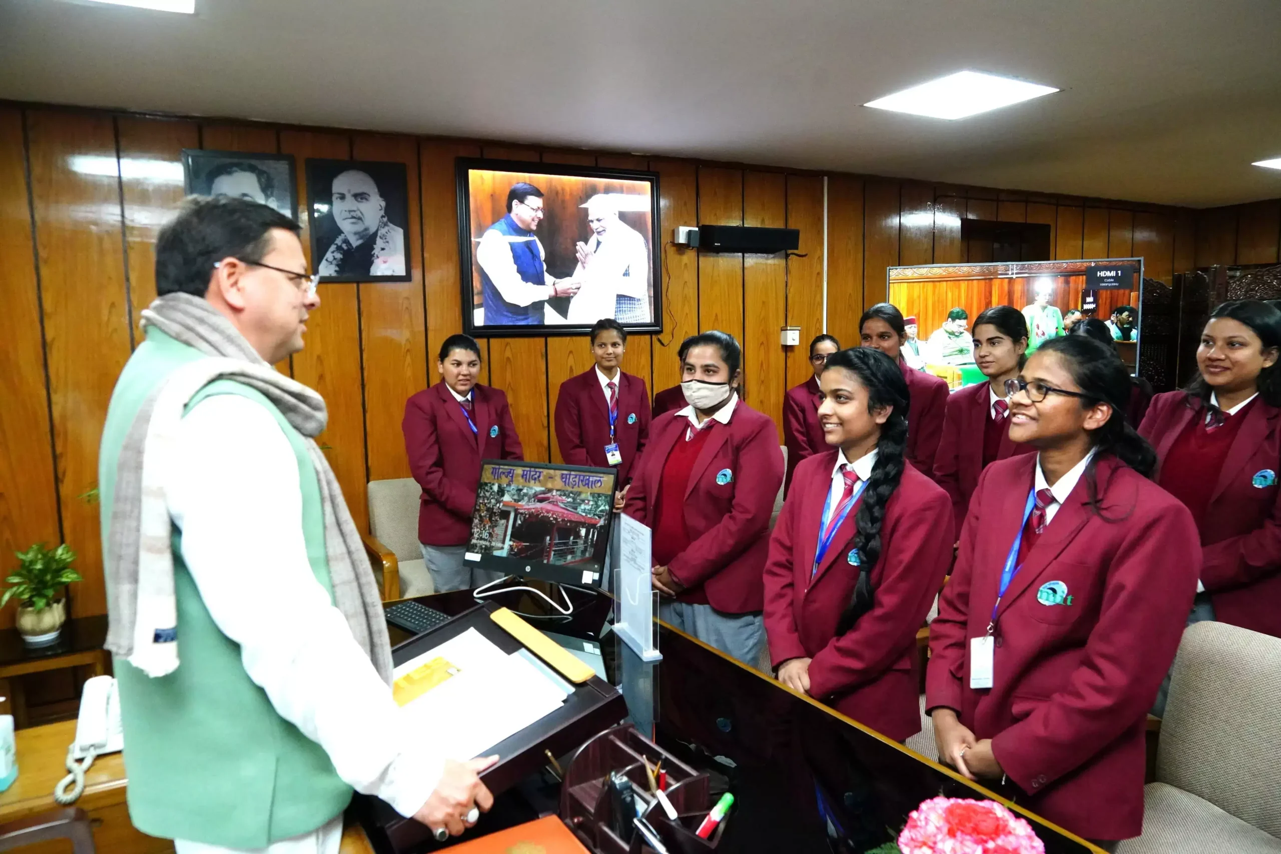  छात्राओं ने देखा विधानसभा की कार्यवाही ,मुख्यमंत्री से की भेंट