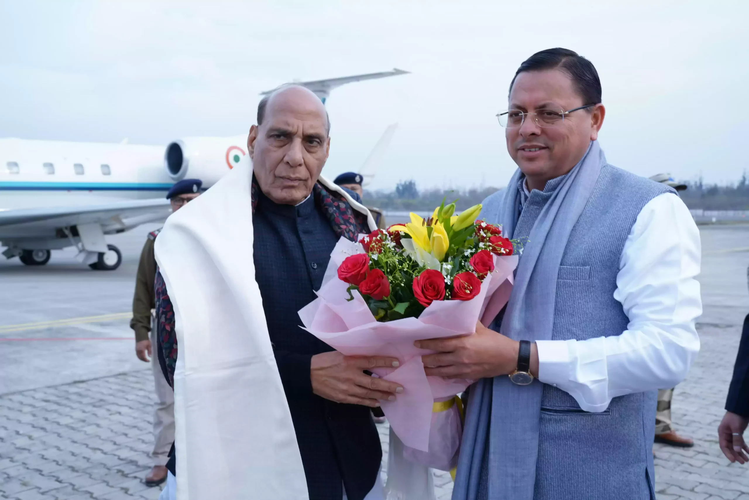  रक्षामंत्री राजनाथ सिंह पहुंचे उत्तराखंड, मुख्यमंत्री धामी ने किया स्वागत