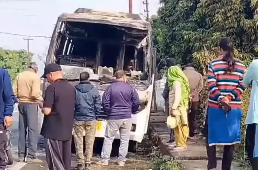  खड़ी बस में लगी आग