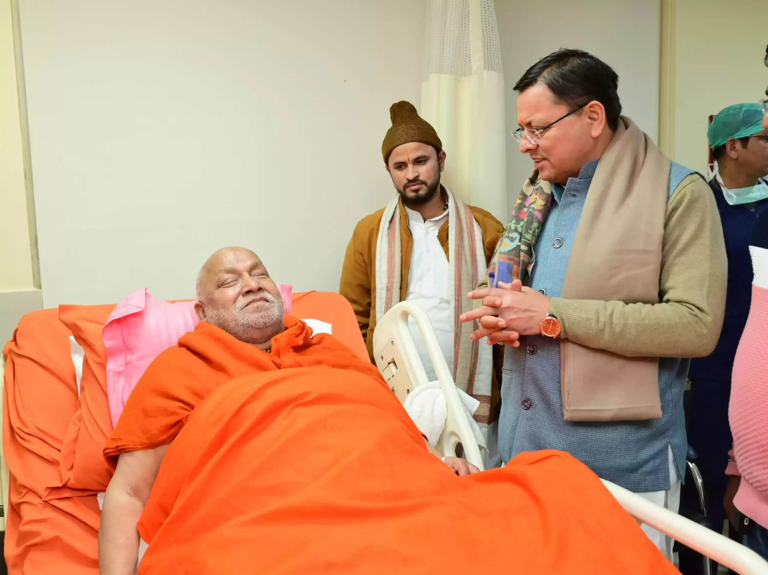  मुख्यमंत्री ने रामभद्राचार्य से भेंट कर ली स्वास्थ्य की जानकारी