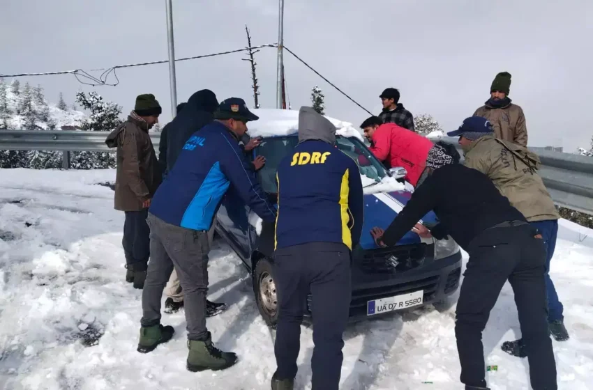  एसडीआरएफ ने बर्फबारी में फंसे 25 लोगों ने बाहर निकाला