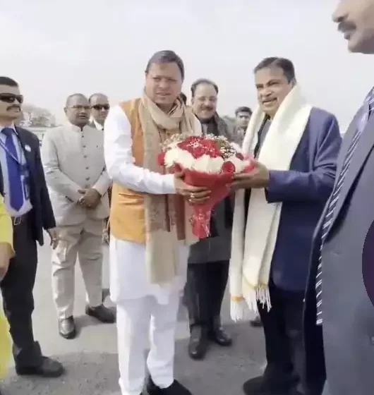  केंद्रीय मंत्री गडकरी पहुंचे उत्तराखंड, मुख्यमंत्री ने किया स्वागत