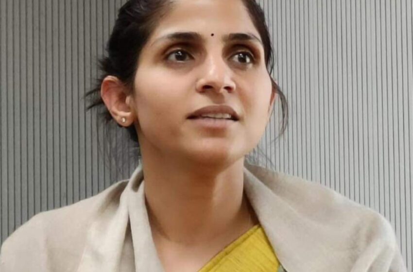  जिलाधिकारी श्रीमती सोनिका के निर्देशन पर जिला प्रशासन द्वारा जरूरतमंद लोगों को गर्म कपड़े वितरित किए जा रहे हैं