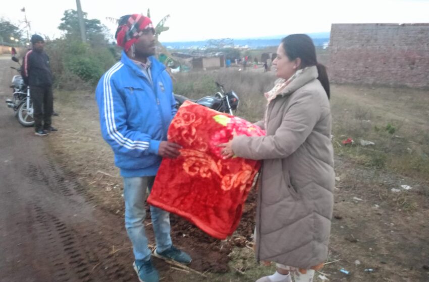  जिलाधिकारी श्रीमती सोनिका द्वारा शीतलहर से बचाव हेतु नगर निगम एवं नगर निकाय क्षेत्रों सहित समस्त तहसील अंतर्गत सार्वजनिक स्थानों में अलाव जलाने तथा जरूरतमंदों को कंबल वितरण करने के निर्देश दिए