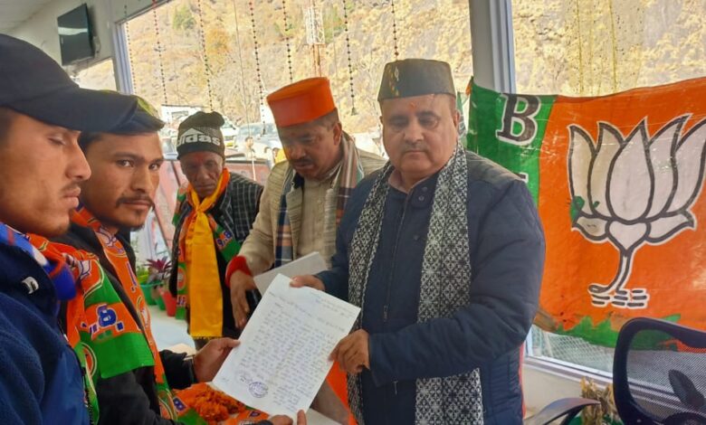  गांव चलो अभियान के तहत भाजपा प्रदेश अध्यक्ष पहुंचे पांडुकेश्वर, कई लोगों ने भाजपा की सदस्यता ग्रहण की