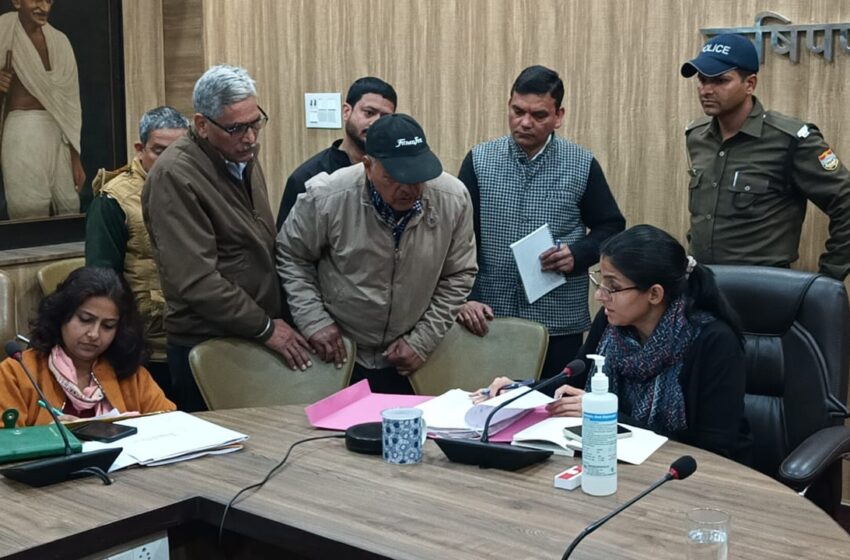  जिलाधिकारी श्रीमती सोनिका की अध्यक्षता में ऋषिपर्णा सभागार कलेक्ट्रेट में जनसुनवाई का आयोजन किया