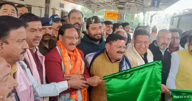  अयोध्या के लिए आस्था ट्रेन को निशंक ने दिखाई हरी झंडी