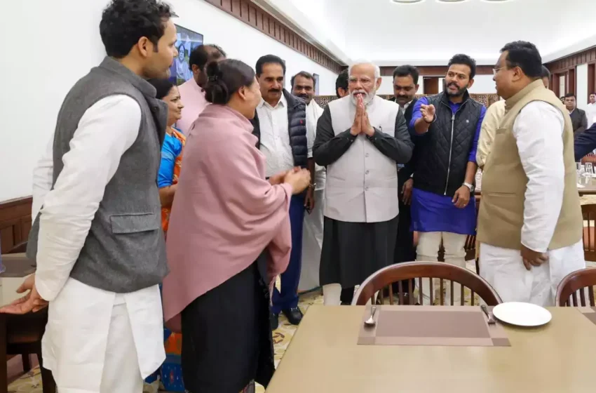  प्रधानमंत्री ने संसद कैंटीन में सांसदों के साथ किया लंच