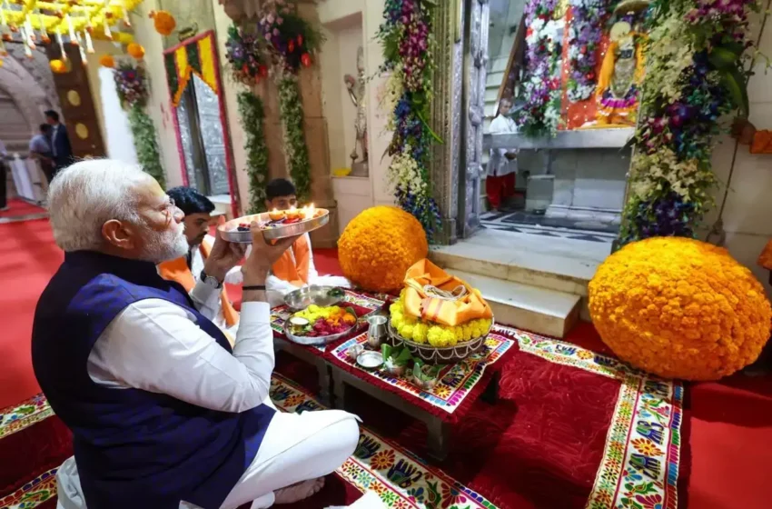  प्रधानमंत्री मोदी ने द्वारका के जगत मंदिर में की पूजा