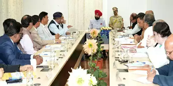  राजभवन में राज्यपाल के साथ निजी विश्वविद्यालयों के कुलपतियों की हुई बैठक