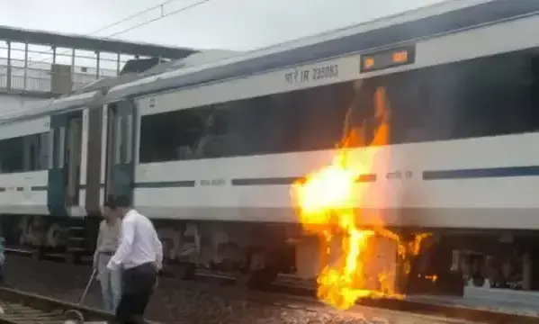  मप्र में वंदे भारत एक्सप्रेस में लगी आग, यात्रियों से ट्रेन से उतरकर बचाई जान