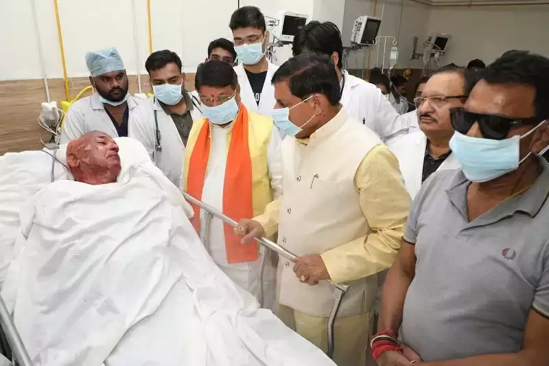  महाकाल मंदिर के गर्भगृह में आग लगने से पुजारी समेत 14 झुलसे, जांच के आदेश