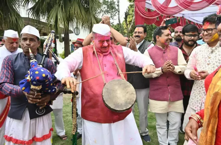  कैबिनेट मंत्री जोशी के आवास पर कुमाऊंनी होलियारों ने जमाए होली के रंग