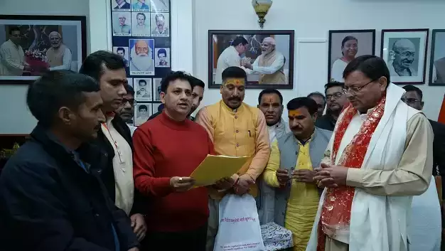 यूसीसी पारित होने पर मुख्यमंत्री को भेंट किया अभिनंदन पत्र