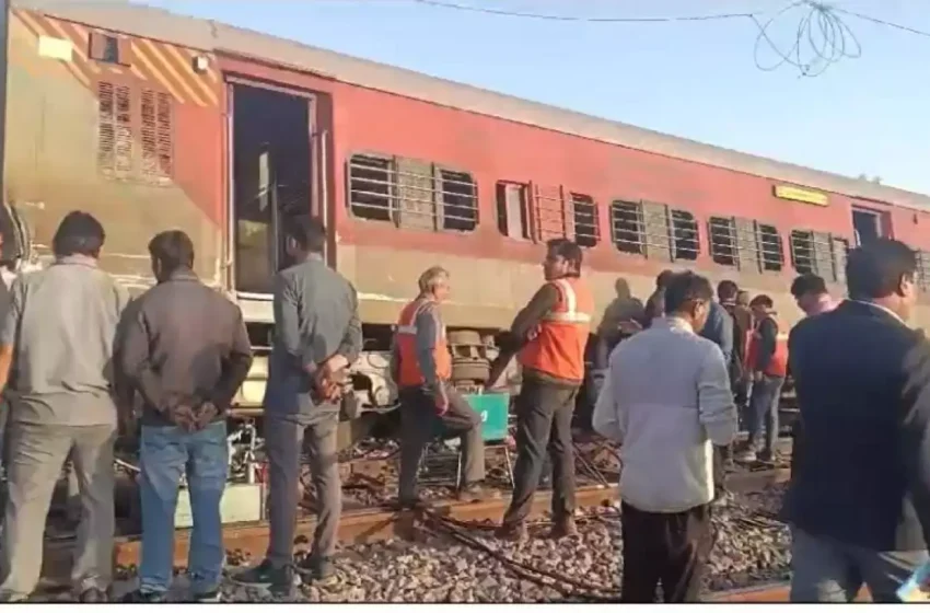  आगरा जा रही साबरमती एक्सप्रेस दुर्घटनाग्रस्त, इंजन-चार कोच पटरी से उतरे