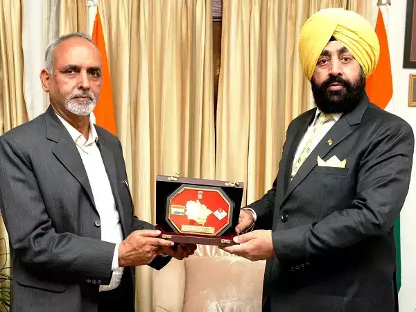  सेवानिवृत बीपी नौटियाल को राज्यपाल ने स्मृति चिन्ह भेंट कर किया सम्मानित