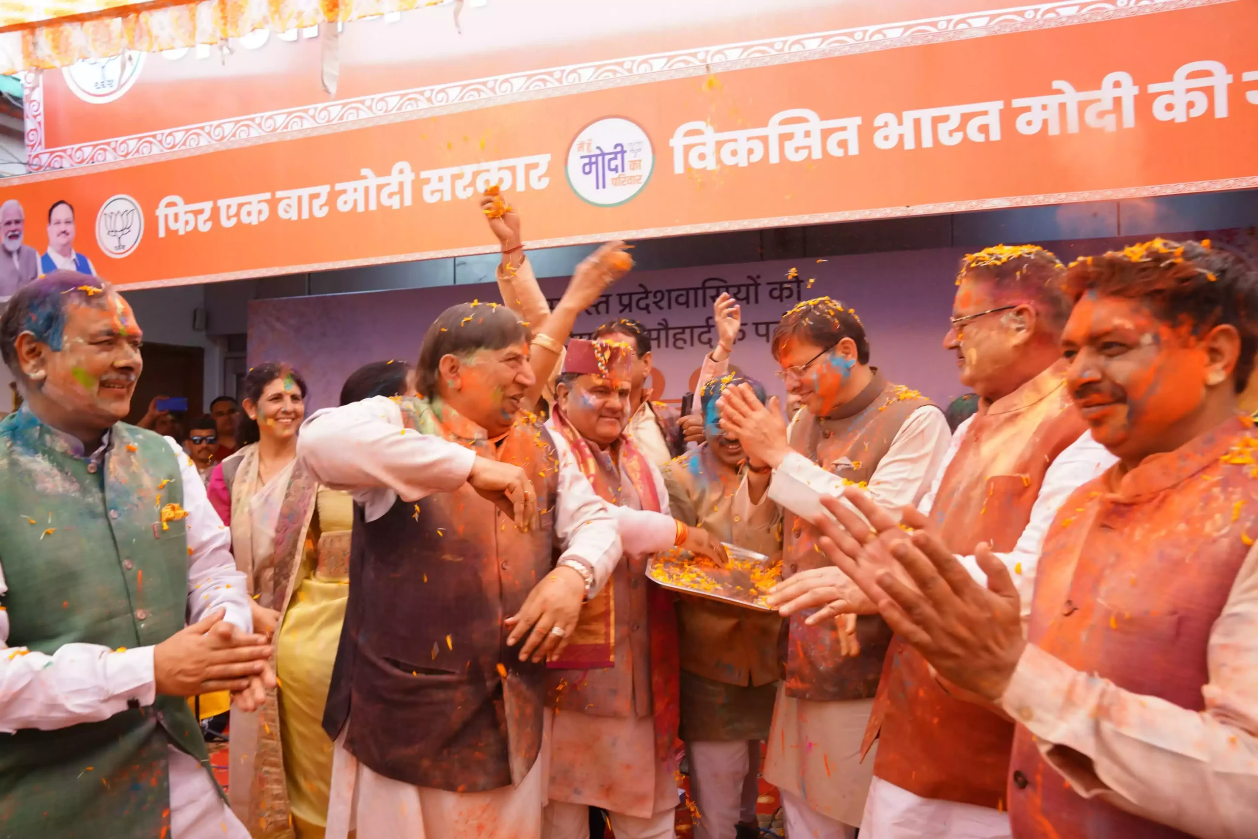  मुख्यमंत्री ने भाजपा कार्यकर्ताओं के साथ पार्टी मुख्यालय में मनाई होली