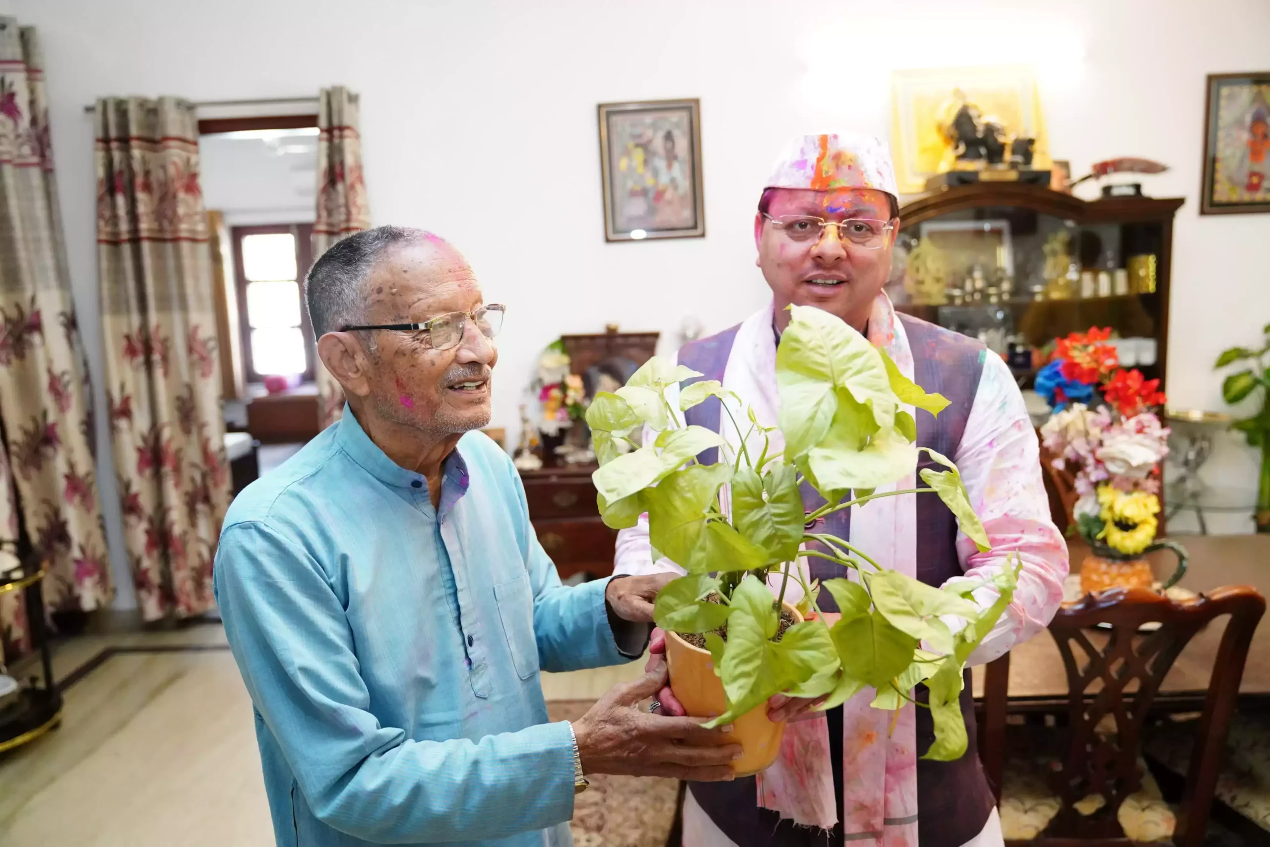  होली के रंग में रंगे मुख्यमंत्री धामी, राज्यपाल और पूर्व मुख्यमंत्रियों से मिल दी शुभकामनाएं