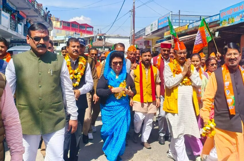  टिहरी लोकसभा की प्रत्याशी एवं सांसद माला राज्य लक्ष्मी शाह जी के द्वारा टिहरी जिले के कई स्थानों पर जनसंपर्क भ्रमण कार्यक्रम किया