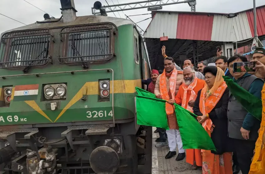  सांसद राज्य लक्ष्मी ने दिखाई आस्था ट्रेन को हरी झंडी