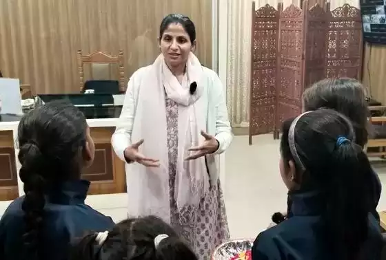  डीएम ने लोकपर्व फूलदेई के अवसर पर स्कूली बच्चों से किया संवाद