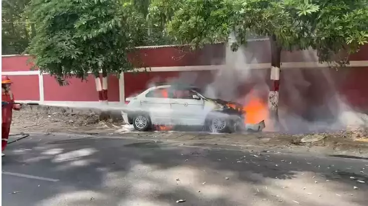  बीच सड़क पर आग का गोला बनी कार