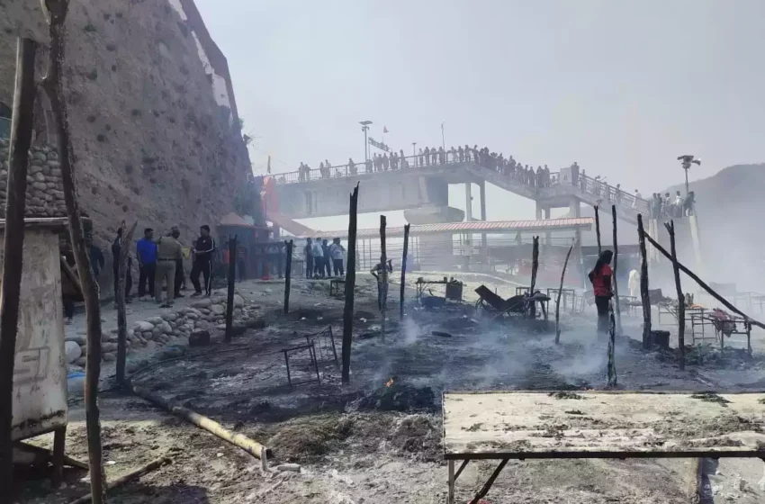  गर्जिया मंदिर में लगी भीषण आग, दुकानें जलकर राख