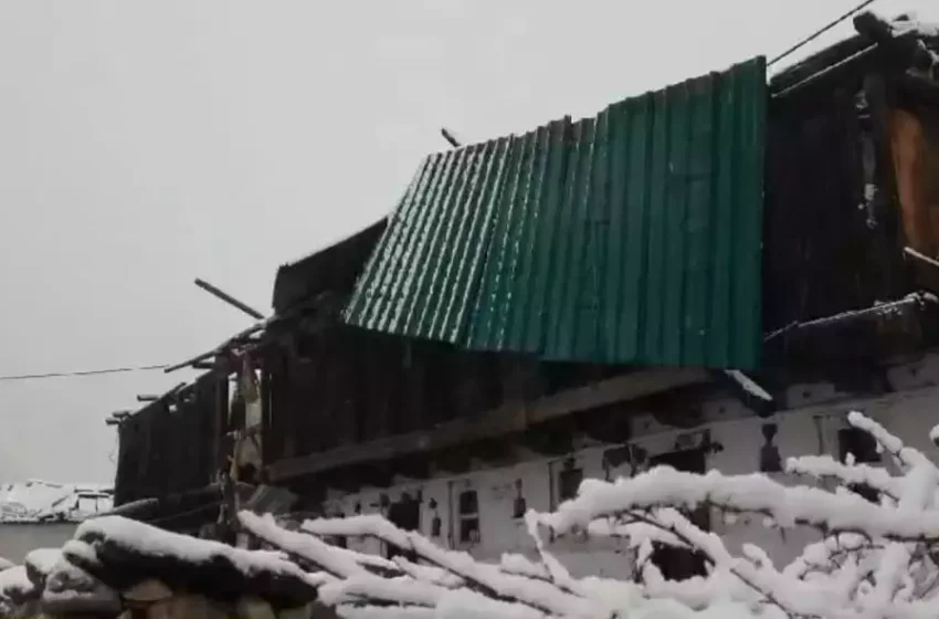  चमोली जिले में बर्फबारी से ग्रामीणों के घर हुए क्षतिग्रस्त