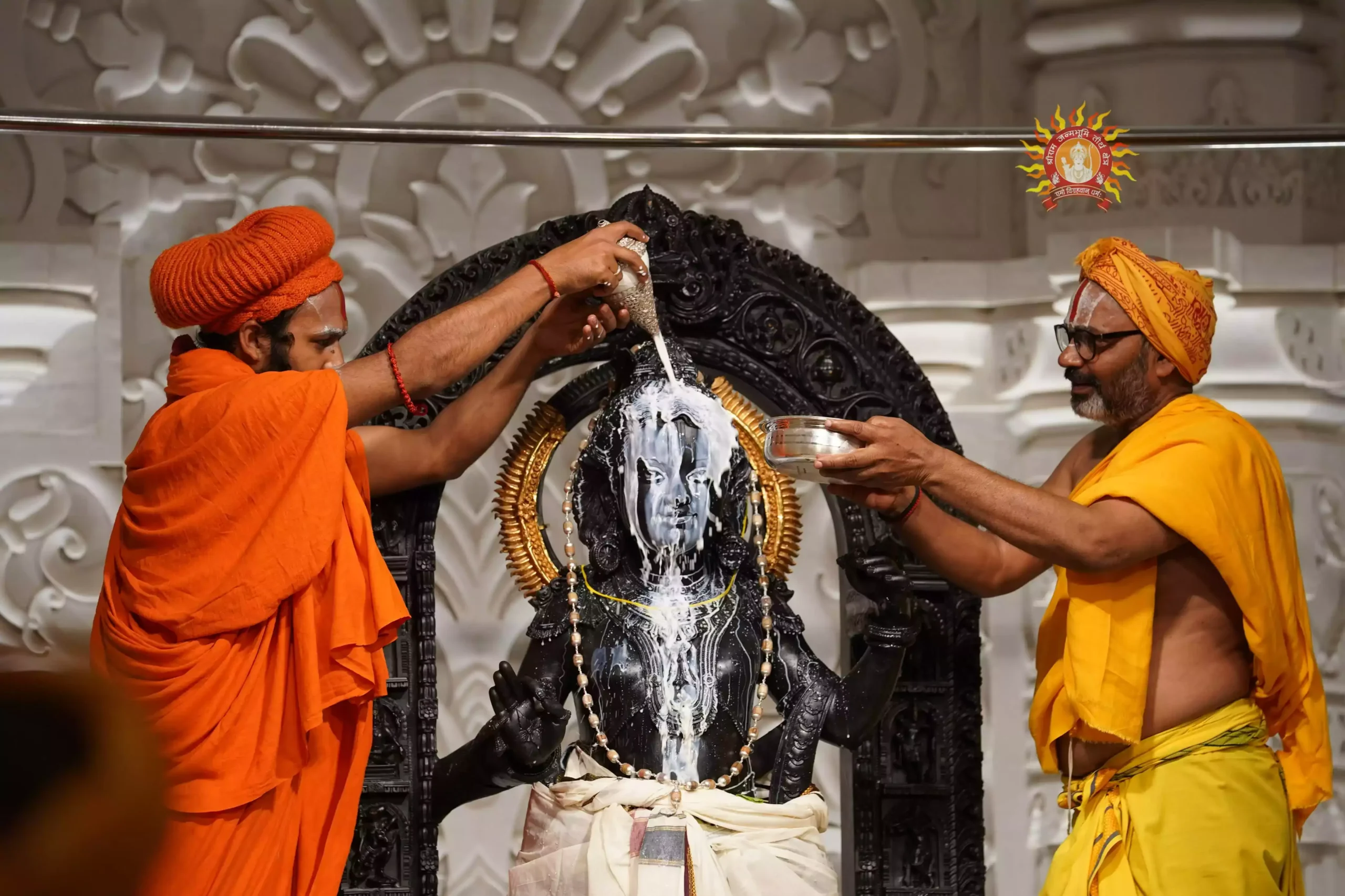 सूर्य की किरणों ने किया श्रीरामलला का ‘महामस्तकाभिषेक’, हर्षित हुई अयोध्या