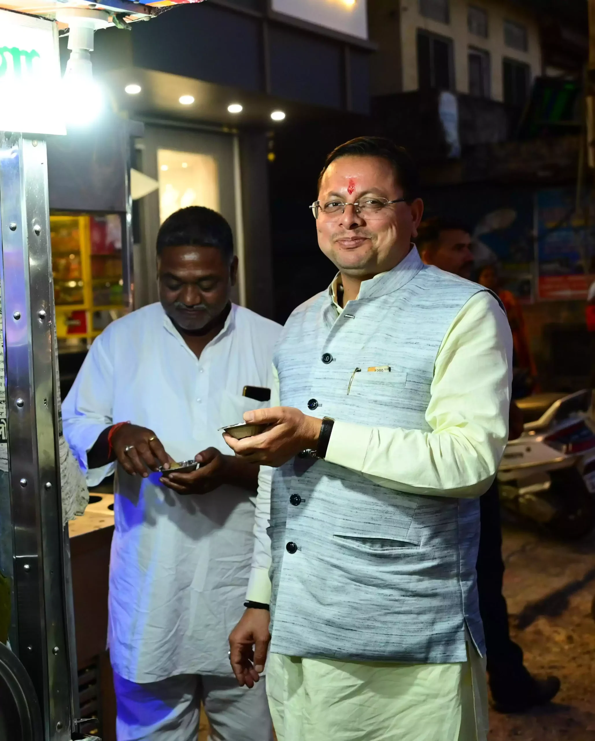  मुख्यमंत्री धामी ने चुनावी व्यस्तता के बीच आमजन के साथ लिया चाट का आनंद