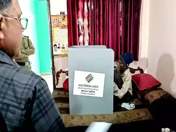  लोकसभा चुनाव : वृद्धों और दिव्यांगों को डाक मतपत्र से मतदान कराने घर-घर जाएंगे निर्वाचन कर्मचारी