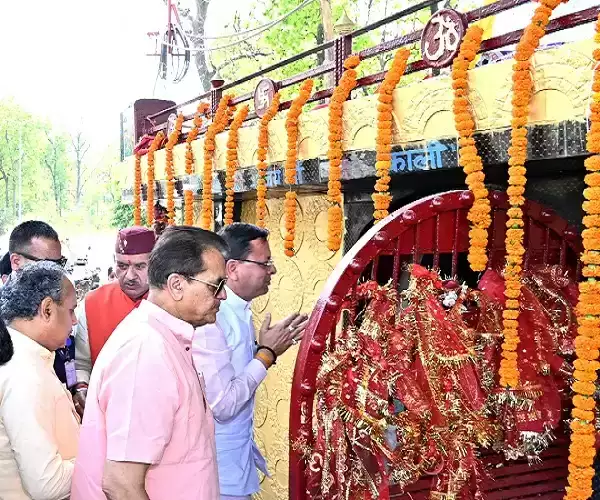  मणिमाई से उत्तराखंड की तरक्की व खुशहाली की कामना, मुख्यमंत्री समेत अन्य मंत्रियों ने टेका मत्था