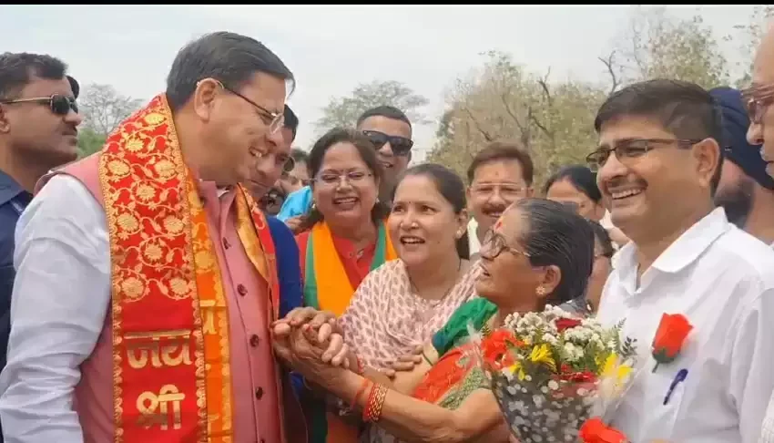  मुख्यमंत्री पहुंचे बनबसा, बुजुर्ग महिला से लिया आशीर्वाद