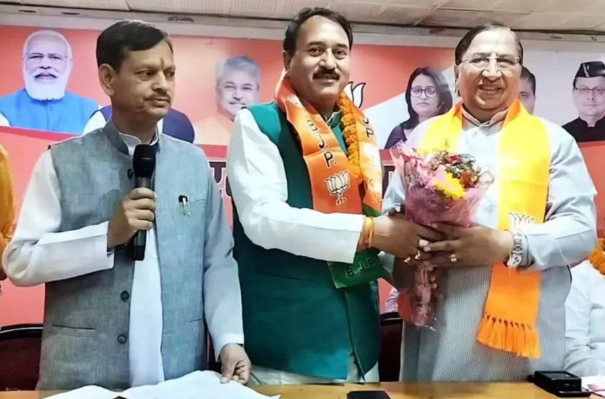 भाजपा के पूर्व जिलाध्यक्ष ने 2 वर्ष बाद समर्थकों सहित की घर वापसी