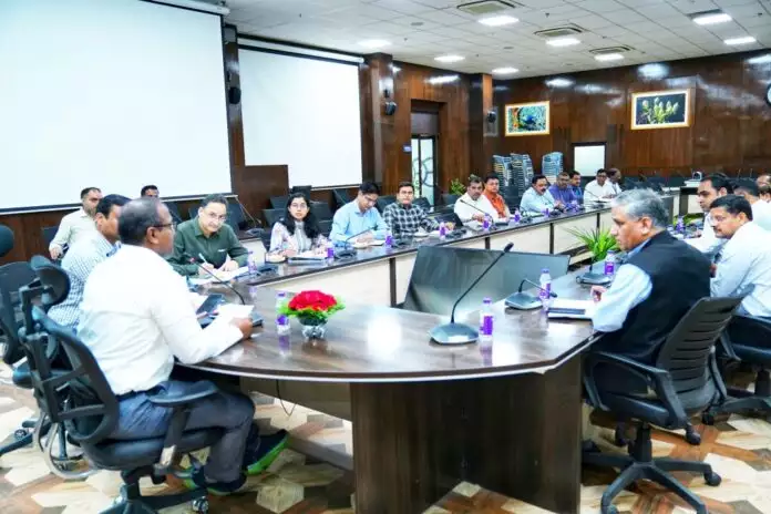  मतदान केंद्रों पर व्यवस्था ठीक रखें : मुख्य निर्वाचन अधिकारी