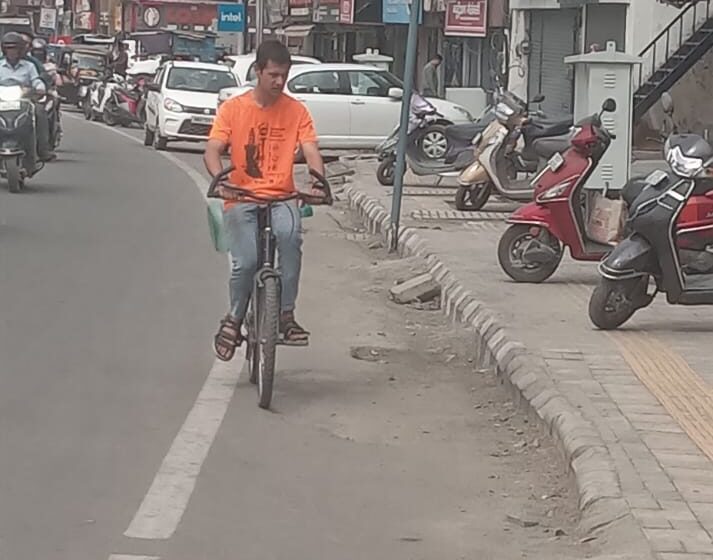  चकराता रोड में फुटपात पर अनाधिकृत वाहनों ने जमाया कब्ज़ा, पैदल चलने वाले रोड पर चलने को मज़बूर।