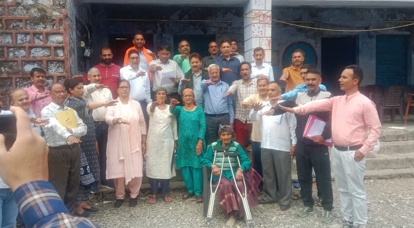 मुख्य विकास अधिकारी देहरादून के निर्देशन में स्वीप टीम के द्वारा चकराता विधान सभा के अन्तर्गत ग्राम लोहारी का भ्रमण कर  बैठक आयोजित की